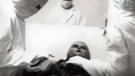USA Top Secret – Der Film "Alien Autopsy" über die angebliche Obduktion eines Aliens löste eine breite Debatte aus.