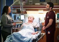 Chicago Med – Chicago Med Im Zwiespalt - Choices Staffel 1, Episode 9 Der verunfallte Chefarzt wird eingeliefert: S. Epatha Merkerson als Sharon Goodwin, Gregg Henry als Dr. David Downey, Colin Donnell als Dr. Connor Rhodes