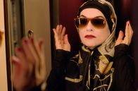 KinoFestival im Ersten: Eine Frau mit berauschenden Talenten – Patience Portefeux (Isabelle Huppert) verwandelt sich in eine maghrebinische Drogenpatin.