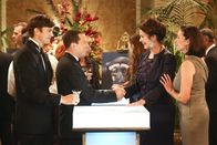 Two and a Half Men – Alan (Jon Cryer, 2.v.l.), von der Besucherin seiner lesbischen Nichte Jenny angeregt, will selbst auf die Pirsch gehen. Da kommt es ihm gerade recht, dass Walden (Ashton Kutcher, l.) ihn zu einer Wohltätigkeitsveranstaltung seiner Mutter (Mimi Rogers, r.) mitnimmt. Dort entdeckt er den Schwarm seiner Jugend, Lynda Carter (Lynda Carter, 2.v.r.), und ist völlig aus dem Häuschen ...