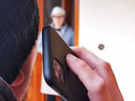 ZDF.reportage – Oft sitzen die Hintermänner im Ausland. Zum Geld holen schicken die Betrüger ihre Helfer.