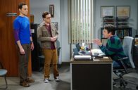 The Big Bang Theory – Leonard (Johnny Galecki, M.) und Sheldon (Jim Parsons, l.) zählen auf Kripkes (John Ross Bowie, r.) Hilfe, um ihre Superfluid-Helium-Theorie weiterzuentwickeln. Ihr Kollege stellt für seine Unterstützung allerdings eine harte Bedingung ...