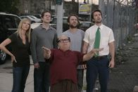 It's Always Sunny in Philadelphia – Werden sich Dee (Kaitlin Olson, l), Dennis (Glenn Howerton, 2.v.l.), Charlie (Charlie Day, 2.v.r.) und Mac (Rob McElhenney, r.) dem Willen von Frank (Danny DeVito, M.) beugen?