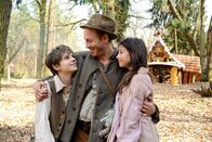 Hänsel und Gretel – „Wir müssen die Kinder loswerden!" Die Stiefmutter von Hänsel und Gretel weiß sich nicht anders zu helfen, um die Familie satt zu bekommen. Schweren Herzens stimmt der Vater zu und lässt Hänsel und Gretel im Wald zurück. Einsam und verlassen verirren sich die Geschwister. - Der Vater (Johann von Bülow) hat seine Kinder Hänsel (Friedrich Heine) und Gretel (Mila Böhning) im Wald wieder gefunden.