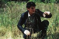 Blue Velvet – Als der College-Student Jeffrey Beaumont (Kyle MacLachlan) auf einer Wiese ein abgeschnittenes menschliches Ohr findet, gerät er durch seine Neugier in ein perverses Spiel von Erpressung, Abhängigkeit und Drogen.