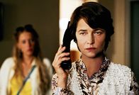 Swimming Pool – Die Krimischriftstellerin Sarah Morton (Charlotte Rampling, re.) will im französischen Landhaus ihres Verlegers ein neues Buch schreiben und wird dabei von Julie (Ludevine Sagnier) gestört.