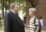 Der Dicke – NDR Fernsehen DER DICKE, "Gefährliche Spiele" Uhr. Gregor Ehrenberg (Dieter Pfaff, l) wird von Dennis (Leon Kuhn, r.), einem Mitschüler von Bodo mit einem Messer bedroht.