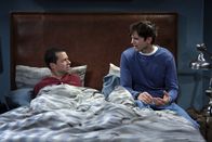 Two and a Half Men – Mit Waldens (Ashton Kutcher, r.) Geld soll Alan (Jon Cryer, l.) in Kates Modelinie investieren ...