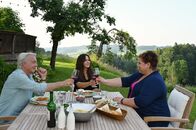 Frühling – Auf gute Freundschaft: Katja (Simone Thomalla, M.), Jan (Christoph M. Ohrt, l.) und Leslie (Nadine Wrietz, r.) genießen gemeinsam den Abend in Frühling.