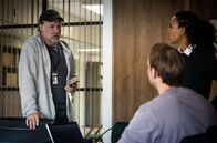 Kommissar Wisting – Abgleich der Erkenntnisse: Nils Hammer (Mads Ousdal, li.) mit Benjamin (Lars Berge) und Veronica (Evelyn Rasmussen Osazuwa).