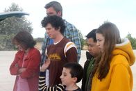 The Middle – Frankie (Patricia Heaton, l.) und Mike (Neil Flynn, 2.v.l.) planen extra für ihren Austauschstudenten Takayuki (Matthew Moy, 2.v.r.) zusammen mit ihren Kindern Brick (Atticus Shaffer, 3.v.r.), Axl (Charlie McDermott, 3.v.l.) und Sue (Eden Sher, r.) einen Familienausflug, um dem japanischen Studenten Amerika etwas näher zu bringen ...