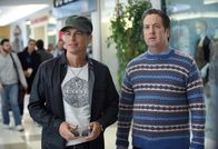 The Grinder - immer im Recht – Dean (Rob Lowe, l.) und Todd (Steve Little, r.) machen sich im Shoppingcenter auf die Suche nach einem unabhängigen Gremium, dass Dean Sr. Beurteilen soll.