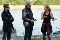 SOKO Wien – Gruppeninspektorin Penny Lanz (Lilian Klebow, r.) erklärt Bezirksinspektor Simon Steininger (Michael Steinocher, l.) und Major Carl Ribarski (Stefan Jürgens, M.) die Vorfälle, die sie am anderen Ufer gesehen hat.