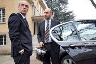 Tatort – Investmentbanker Urs Röttli (Urs Jucker, re.) ist einer der wichtigsten Kunden von Michael Polzner (Thomas Bestvater, li.) und seinem Limousinenservice. Beide sind sehr daran interessiert, dass sie beim Grenzübertritt möglichst nicht kontrolliert werden.