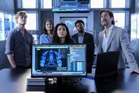 MacGyver – (v.l.n.r.) Angus MacGyver (Lucas Till); Desi Nguyen (Levy Tran); Riley Davis (Tristin Mays); Wilt Bozer (Justin Hires); Russ Taylor (Henry Ian Cusick)