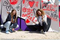 pur+ – Erste Liebe - aber auch erster Liebeskummer. Emma (r.) und Angelina (l.) aus der "Mädchen WG" sind als "PUR+"-Liebesreporterinnen unterwegs und fragen nach: "Was machen, wenn Liebe weh tut?"