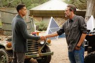 Extant – Während sich Adhu (Henderson Wade, l.) und JD (Jeffrey Dean Morgan, r.) damit auseinandersetzten, ob sie auf derselben Seite stehen, macht Lucy deutlich, was sie will ...