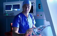 In aller Freundschaft – Dr. Martin Stein (Bernhard Bettermann) hat sich auf die Arbeit mit einem OP-Roboter spezialisieren lassen. Nun ist dieser angeschafft und Martin beginnt enthusiastisch das Training.