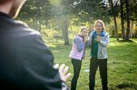 Sturm der Liebe – Michael (Erich Altenkopf, r.) verletzt sich beim Frisbeespielen mit Henning (Matthias Zera, l.) und Rosalie (Natalie Alison, M.) an der Hand.
