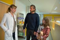 Die Bergretter – Mia (Mia-Sophie Ballauf, r.) möchte bei ihrer Mutter im Krankenhaus übernachten. Markus (Sebastian Ströbel, M.) und Frau Dr. Auerbach (Gundula Niemeyer, l.) können ihr diesen Wunsch nicht abschlagen.
