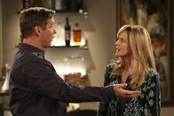 Two and a Half Men – Hat Larry (D. B. Sweeney, l.) etwa Wind davon bekommen, was zwischen Lyndsey (Courtney Thorne-Smith, r.) und Alan läuft?