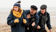 Reiff für die Insel – Jonna (Karin Hancewski), Malte (Frank Auerbach) und Helge (Dietrich Hollinderbäumer) bestaunen Thies' Wurf mit der Boßelkugel.