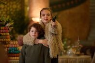 Killing Eve – Um ihren Auftrag zu erfüllen, schreckt Villanelle (Jodie Comer, r.) vor nichts zurück. Auch nicht davor, die kleine Irina (Yuli Lagodinsky, l.) als Geisel zu nehmen.