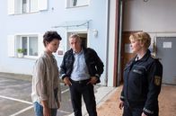 WaPo Bodensee – Paul Schott (Tim Wilde, M.) und Nele Fehrenbach (Floriane Daniel, r.) müssen Maike Fehringer (Nina Siewert, l.) die Nachricht vom Tod ihres Bruders überbringen.