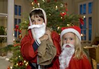 In aller Freundschaft – Als Weihnachtsmänner verkleidet organisieren der kleine Jonas Heilmann und die kleine Lisa Schroth die Bescherung für die Großfamilie. Jonas Heilmann (Anthony Petrifke, links) und Lisa Schroth (Ella Zirzow).