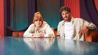 Neo Ragazzi – Sophie Passmann und Tommi Schmitt am Tisch ihrer Talkshow "Neo Ragazzi"