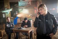 Notruf Hafenkante – Melanie (Sanna Englund, r.) und Mattes (Matthias Schloo, l.) haben Bernhard Buttfanger (Thomas Balou Martin, M.) ausgiebig befragt. Melanie gibt die neuen Informationen an die Kollegen vom PK weiter.