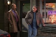 Superior Donuts – Lässt sich Arthur (Judd Hirsch, r.) in einem schwachen Moment tatsächlich von Fawz (Maz Jobrani, l.) einwickeln und unterschreibt den Kaufvertrag?