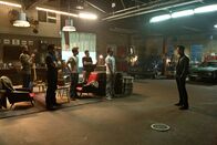 Need for Speed – Als Dino (Dominic Cooper, r.) bei ihnen in der Werkstatt auftaucht, ahnen Benny (Scott Mescudi, l.), Joe Peck (Ramon Rodriguez, 2.v.l.), Little Pete (Harrison Gilbertson, 3.v.l.) und Finn (Rami Maleck, 3.v.r.) böses. Und schließlich muss auch Tobey Marshall (Aaron Paul, 2.v.r.) erkennen, dass die Rückkehr seines alten Bekannten erst der Beginn einiger schrecklicher Entwicklungen ist ...