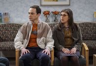 The Big Bang Theory – Sind genervt, weil sie durch den Nerd-Nachwuchs zum wiederholten Male ihr Liebesspiel unterbrechen müssen: Amy (Mayim Bialik, r.) und Sheldon (Jim Parsons, l.) ...