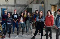 WaPo Bodensee – Die "Retter der Welt" sind sich uneins, ob sie jetzt auch Gewalt bei ihren Aktionen anwenden wollen. Mit dabei: Niklas Fehrenbach (Noah Calvin, 2.v.r.), Lilly (Charlotte Dreesen, 3.v.r.) und Kisha (Tua El-Fawwal, 2.v.l. mit Kompars:innen).