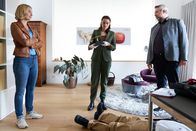 Die Rosenheim-Cops – Pathologin Mai (Sina Wilke, M.) erläutert den Kommissaren Winter (Vanessa Eckart, l.) und Stadler (Dieter Fischer, r.) den möglichen Tathergang.