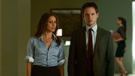 Suits – Mike (Patrick J. Adams) und Rachel (Meghan Markle) setzen alles daran, die Spur des unterschlagenen Geldes bis zu den verantwortlichen Konten zurückzuverfolgen.