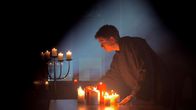 Haunted - Seelen ohne Frieden – Reenactment - Sven bereitet sich auf die nächtliche Aktion im Rittersaal vor.