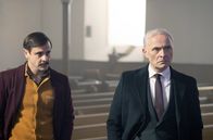 Guilt - Keiner ist schuld – Nachdem Kenny (Emun Elliott, li.) und Max (Mark Bonnar, re.) den Pfarrer mit verdächtigen Aktivitäten in Verbindung bringen, stellen sie ihn in der Kirche zur Rede.