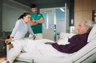 In aller Freundschaft – Hagen Bilzer (Martin Seifert, re.) ist einer dieser Patienten, die eine Behandlung nicht als Hilfe, sondern eher als Quälerei ansehen. Darren Macneils (Michael Raphael Klein, 2.v.li.) Physiotherapie wird schon aus Prinzip verweigert. Arzu Ritter (Arzu Bazman, li.) bleibt nichts anderes übrig: Als Pflegedienstleiterin muss sie ein Machtwort sprechen.
