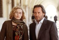Donna Leon – Die Alterstumsforscherin Brett Lynch (Gesine Cukrowski) ist brutal zusammen geschlagen worden. Commissario Brunetti (Uwe Kockisch) will ihr helfen, die Täter zu finden.