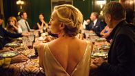 Madame – Gastgeberin Anne (Toni Collettte) wacht mit Argusaugen darüber, dass ihr Dinner nicht aus dem Ruder läuft, denn als spanische Prinzessin sitzt eine verkleidete Angestellte mit am Tisch.