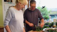 Zu Tisch ... – Zu Tisch Oldenburger Land – Deutschland Susanne Bruns und Peter Kluin kochen ein veganes Grünkohlgericht. Copyright: SRF/Berlin Producers Media/Gero von Marientreu