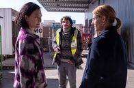 SOKO Potsdam – Pauline Hobrecht (Agnes Decker, l.) und Tamara Meurer (Anja Pahl, r.) befragen den Lagermitarbeiter Mikael Zoritza (Burak Yigit). Er hatte eine lautstarke Auseinandersetzung mit dem Opfer. Hat er Sanders umgebracht?