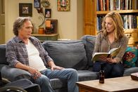 Mom – Adam (William Fichtner, l.); Bonnie (Allison Janney, r.)