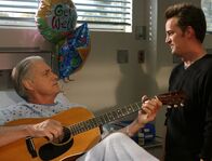 Scrubs - Die Anfänger – Treffen nach Jahren wieder aufeinander: Gregory Marx (John Bennett Perry, l.) und sein Sohn (Murray (Matthew Perry, r.) ...