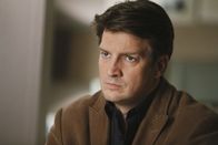 Castle – Steckt wirklich die Mafia hinter dem Mord an dem ehemaligen Kriegsberichterstatter und Enthüllungsreporter Gordon Burns? Richard Castle (Nathan Fillion) findet den aktuellen Fall besonders spannend ...