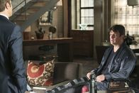 Castle – Wird Kevin Ryan (Seamus Dever, l.) Castle (Nathan Fillion, r.) Glauben schenken? Der gehandicapte Schriftsteller behauptet, einen Mord in der Nachbarwohnung beobachtet zu haben ...