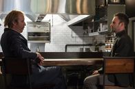 Elementary – Sherlock Holmes (Jonny Lee Miller, r.) wird von seinem Bruder Mycroft (Rhys Ifans, l.) gebeten, ihm bei einem Fall zu helfen ...