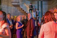 Der Alte – Richard Voss (Jan-Gregor Kremp, M.) hat seine Kollegin Dr. Franziska Sommerfeld (Christina Rainer, vorne, 3.v.l.) zur Eröffnung der Vernissage von Daniel Egermann (László Branko Breiding, hinten M.) eingeladen. Gerade als der Galerist Ludwig Stern (Uwe Bohm, hinten, l.) und Daniels Mutter Marie (Sophie von Kessel, hinten, r.) die Ausstellung eröffnen wollen, kommt es zu einer bizarren Inszenierung.